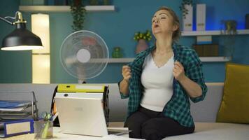 casa ufficio lavoratore donna è soffocante a partire dal caldo tempo atmosferico. video