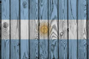 argentina bandera representado en brillante pintar colores en antiguo de madera pared. texturizado bandera en áspero antecedentes foto