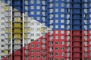 Filipinas bandera representado en pintar colores en de muchos pisos residencial edificio debajo construcción. texturizado bandera en ladrillo pared antecedentes foto