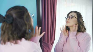 content Jeune femme à la recherche à se dans le miroir. video