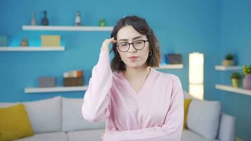 Thoughtful young woman trying to remember. video