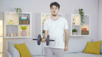 uomo Lavorando su braccio muscolo con manubri. video