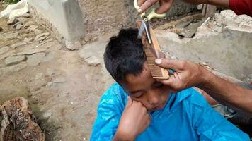 Get a traditional haircut or shave barber shop using manual scissors video