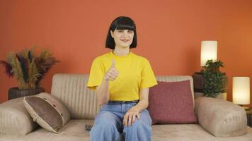 mujer haciendo positivo gesto a cámara. video