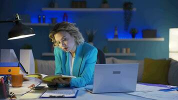 Accueil Bureau ouvrier femme en train de lire une livre. video