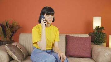 vrouw krijgen slecht nieuws Aan de telefoon krijgt van streek. video