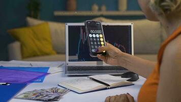 le femme calculateur sur le téléphone. elle est prise Remarques. video