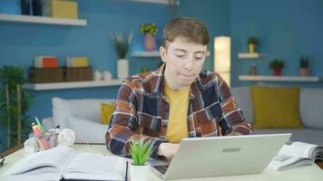 verdrietig en nerveus leerling maken vergissing Aan computer. video