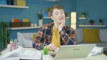 étudiant avec un appareil dentaire a une mal aux dents. video