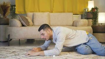 el hombre quien toma el pastillas en el mesa con temblor manos. suicidio. video