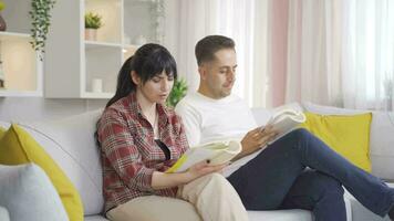 marido y esposa leyendo un libro juntos. contento y pacífico Pareja. video