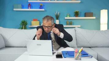 Accueil Bureau ouvrier homme confus et réfléchi. video