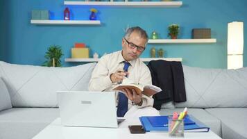 hogar oficina trabajador hombre leyendo un libro. video