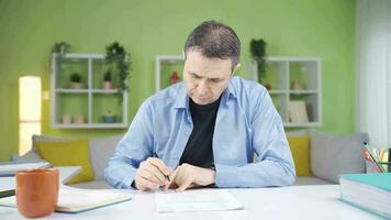 hombre leyendo y firma el documento. considerado. video