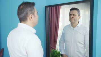 The man who doesn't like himself in the mirror. video