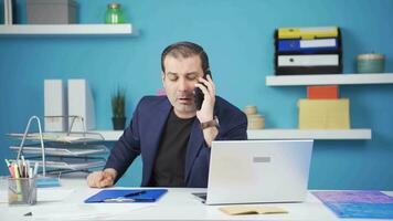 zakenman lijden van telefoon signalen en zender problemen. video