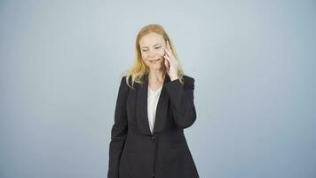 företag kvinna få avbröts och arg medan talande på de telefon. video