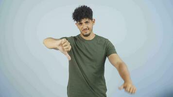 man ser på kamera med en negativ uttryck. video