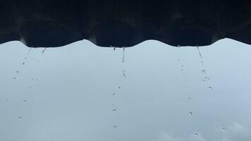 eso estaba lloviendo y estaba fluido desde el alto tejados. video