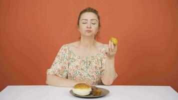 en person vem äter mycket snabb. skadlig och ohälsosam diet. video