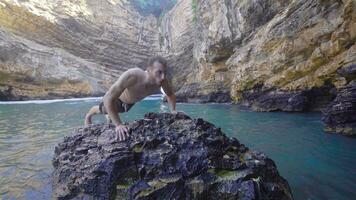 Faire des pompes sur mer falaises. video