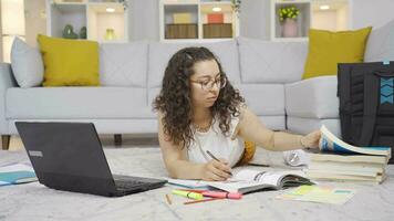 livros e infeliz fêmea estudante. video