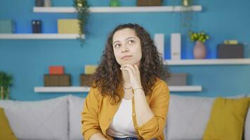 el joven mujer es soñando video