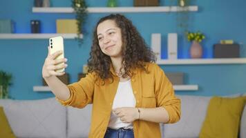 dansant Jeune femme avec téléphone dans main. video