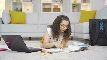 femmina alunno chi gli amori per leggere. video