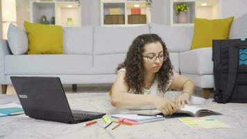 femelle étudiant avec symétrie maladie. video