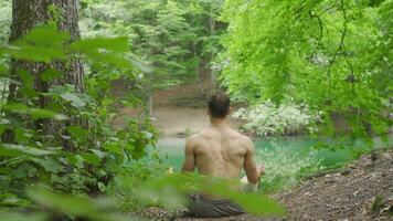 meditando por el lago. video