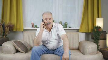 homem falando em a telefone discutindo. video