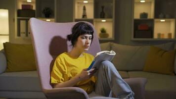 a covardemente jovem mulher quem pensa ela ouve uma voz enquanto lendo uma livro. video