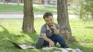 Università nano alunno chi gli amori per leggere. video