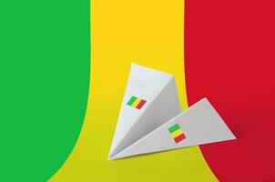 mali bandera representado en papel origami avión. hecho a mano letras concepto foto