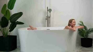une femme prend une une baignoire et se détend. video