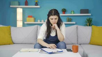 il donna chi rivisto e firmato il lavoro d'ufficio è contento e soddisfatto. video