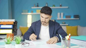 joven empresario leyendo y firma documentos. video