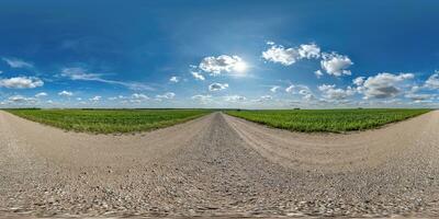 360 hdri panorama en grava la carretera con marcas desde coche o tractor llantas con nubes en azul cielo en equirrectangular esférico sin costura proyección, bóveda celeste reemplazo en zumbido panoramas foto