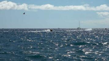barcos e de outros veículos fazendo Esportes Aquáticos em a azul atlântico oceano. video