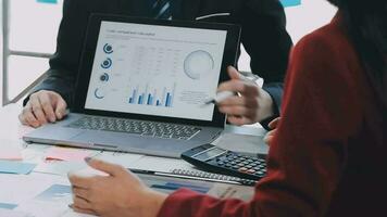 två kreativ företag människor möte och planera använda sig av posta den anteckningar klibbig notera på skrivbord till dela med sig aning, analys data Diagram och Graf med lagarbete strategi brainstorming i kontor. video