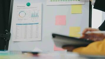 Due creativo attività commerciale persone incontro e pianificazione uso inviare esso Appunti appiccicoso Nota su scrivania per Condividere idea, analisi dati grafico e grafico con lavoro di squadra strategia di brainstorming nel ufficio. video