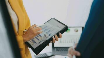 Due creativo attività commerciale persone incontro e pianificazione uso inviare esso Appunti appiccicoso Nota su scrivania per Condividere idea, analisi dati grafico e grafico con lavoro di squadra strategia di brainstorming nel ufficio. video