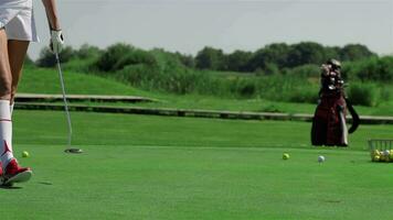 Frau sieht aus beim das Loch beim das Golf Feld video