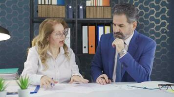 das Manager Wer nicht mögen das Arbeit von das Frau Arbeiten im das Büro. video