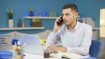 casa ufficio lavoratore uomo avendo i problemi e fatica su il Telefono. video