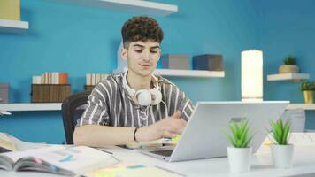 das Schüler deren Handgelenk tut weh während mit ein Laptop. Gesundheit Problem. video