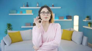 réfléchi femme trouve bien idée. video