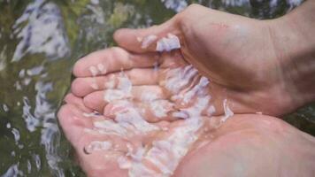 un puñado de agua. lento movimiento. video