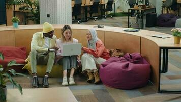 multiethnisch Geschäft Mannschaft von Mitarbeiter diskutieren ein Projekt während Sitzung auf Ottomanen im ein modern Büro.anders Rassen, vielfältig Menschen, kreativ Team, Geschäft Partner video